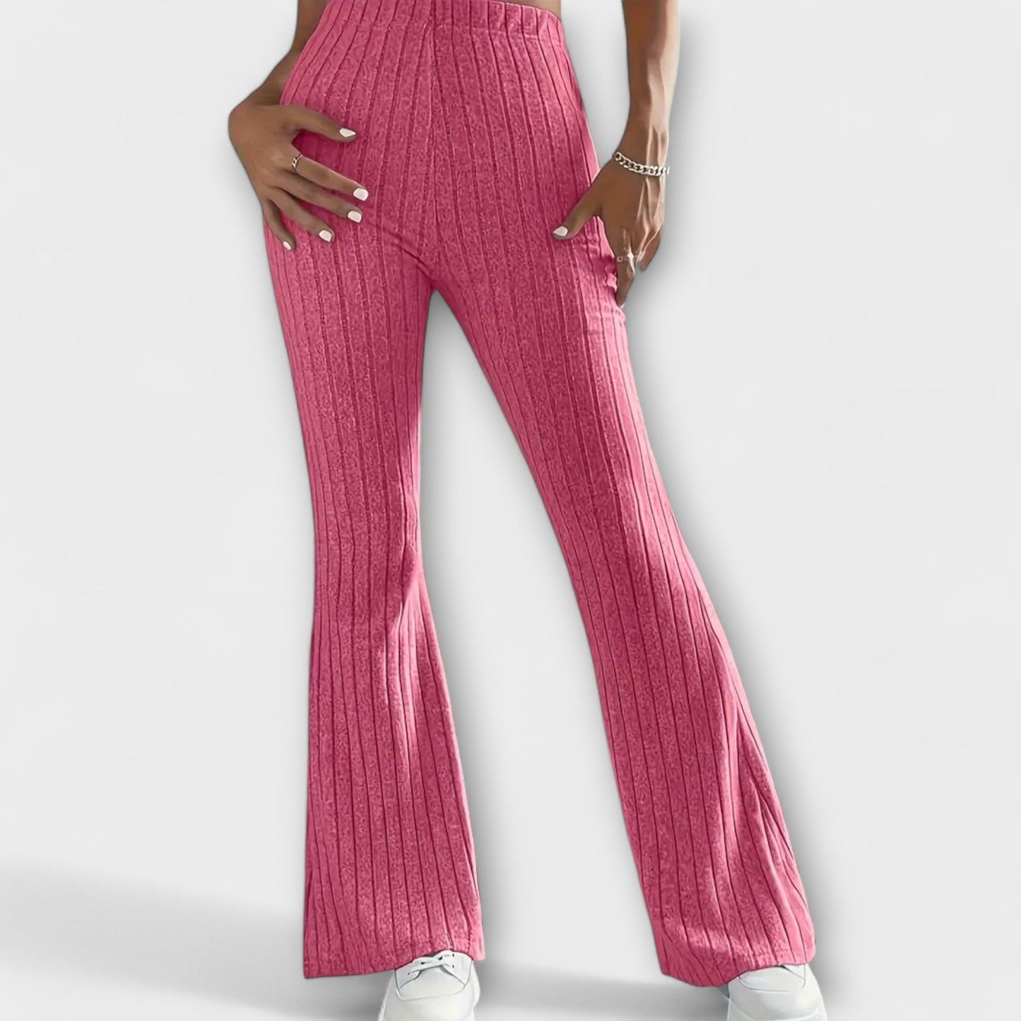 Pantalones elegantes para mujeres con corte destacado