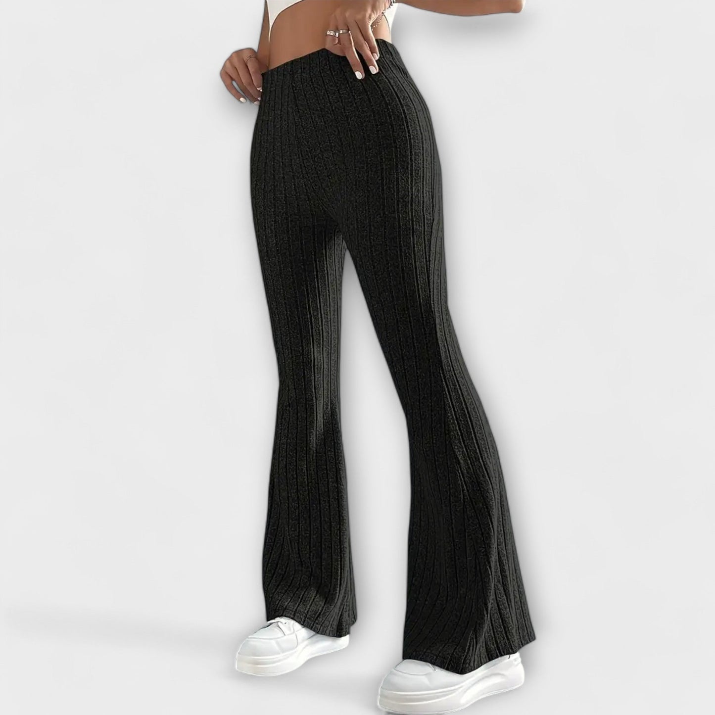 Pantalones elegantes para mujeres con corte destacado