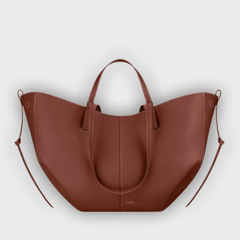 Bolso de mano diseñado con pliegues en los laterales