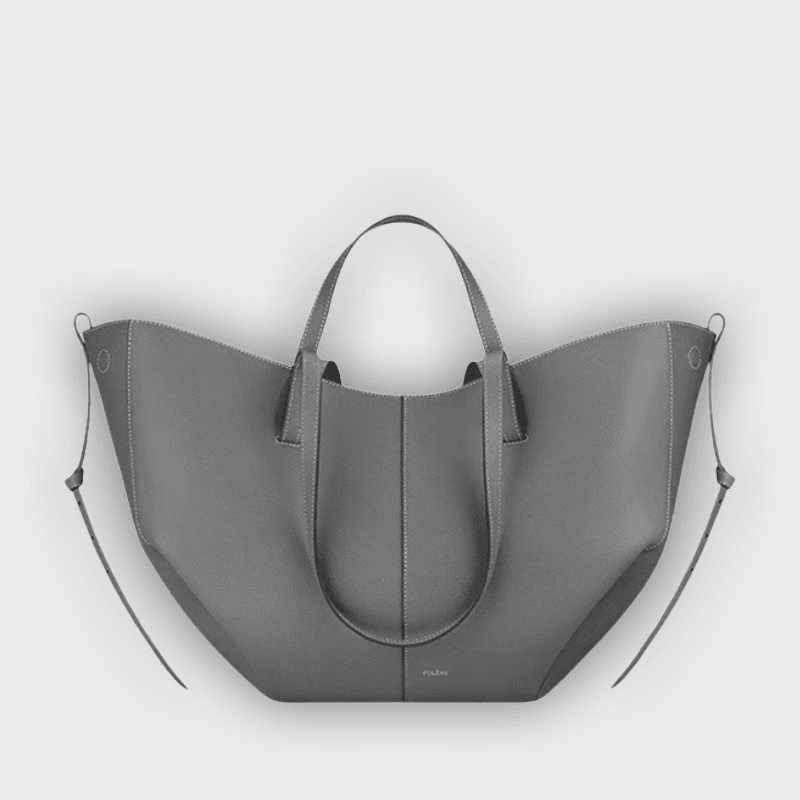 Bolso de mano diseñado con pliegues en los laterales