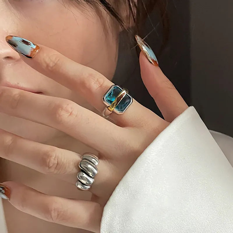 Anillo de plata con zirconia azul - Elegancia y estilo diario