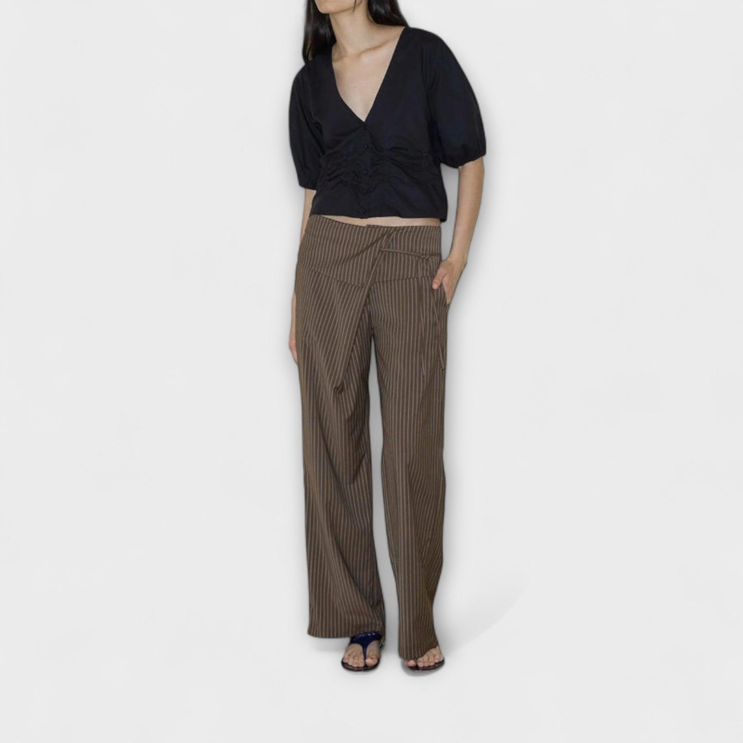 Pantalones plegados con tirantes y diseño único