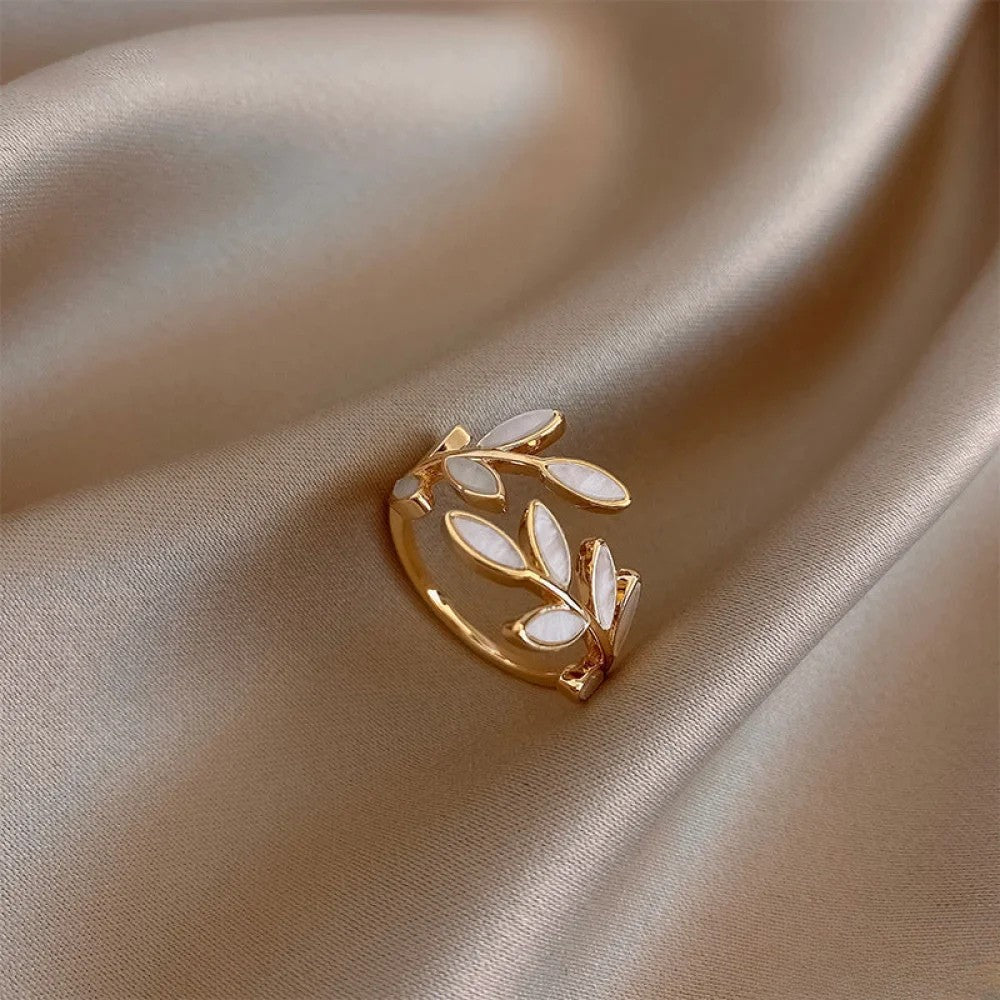 Anillo de oro ajustable con hoja de ópalo blanco