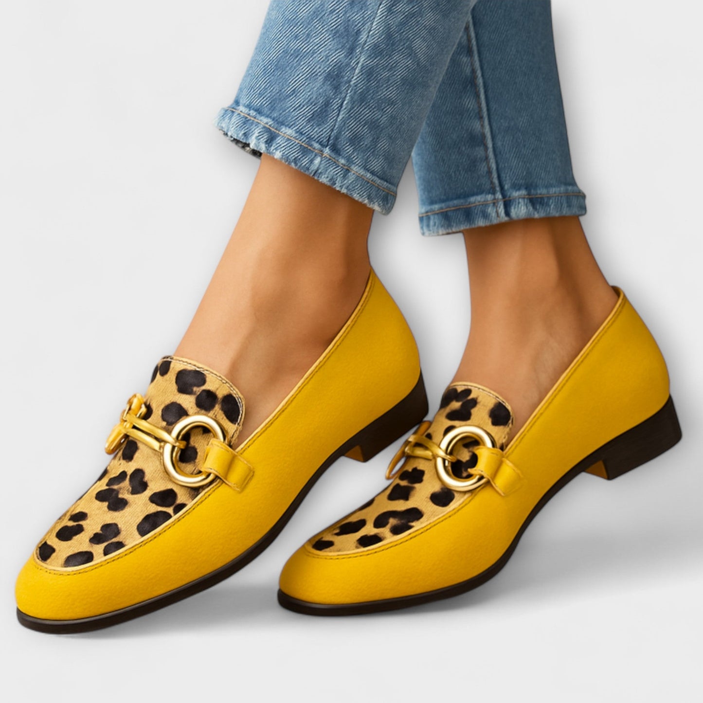 Zapatillas Sonia con estampado animal y clip decorativo