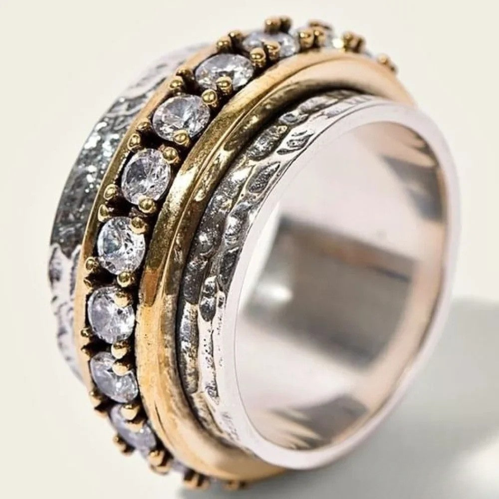 Anillo retro con piedras brillantes
