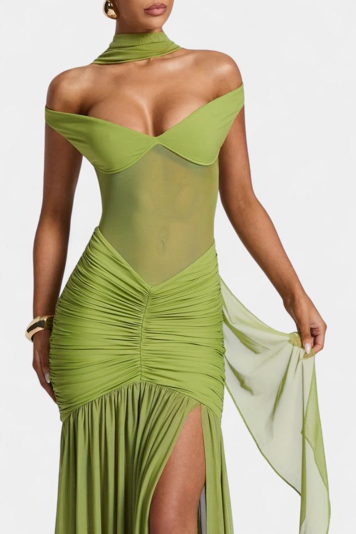 Vestidos largos de seda con escote profundo y pliegues elegantes