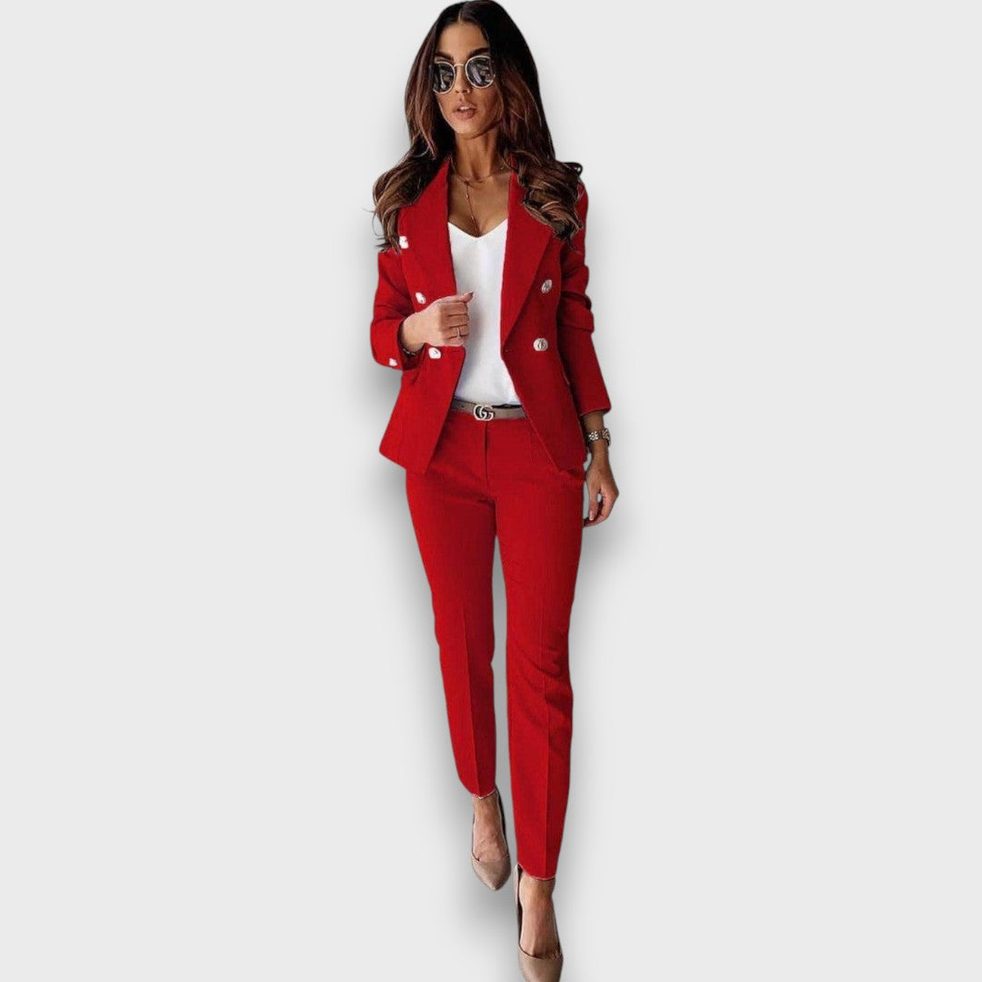 Loara – Traje azul con línea femenina