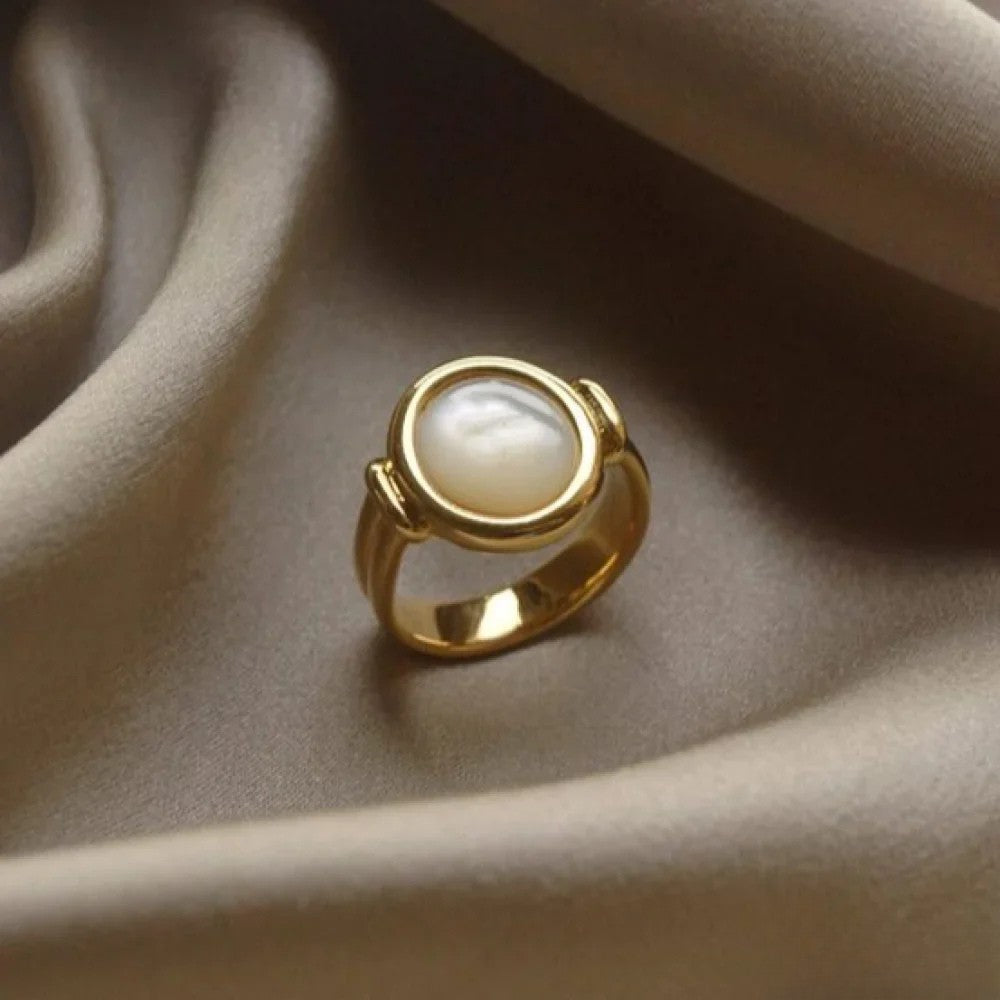 Anillo de lujo con perlas