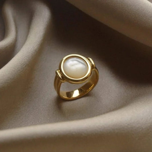 Anillo de lujo con perlas