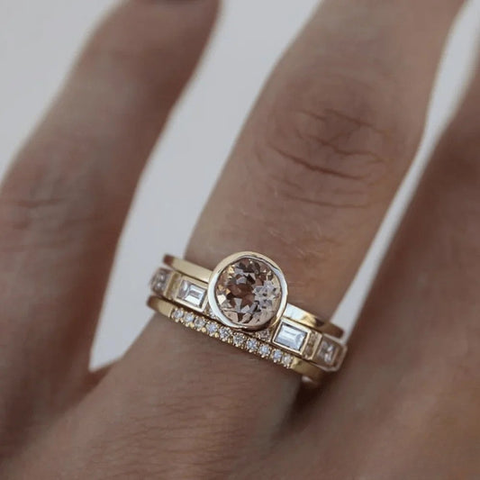 Anillo elegante y lujoso con piedras impresionantes