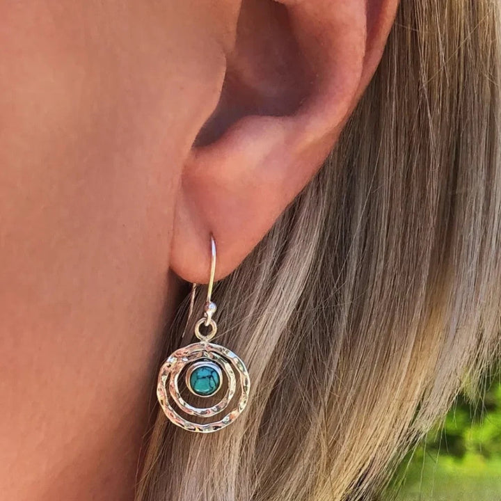 Pendientes Saturno Boho con piedra turquesa en plata y oro