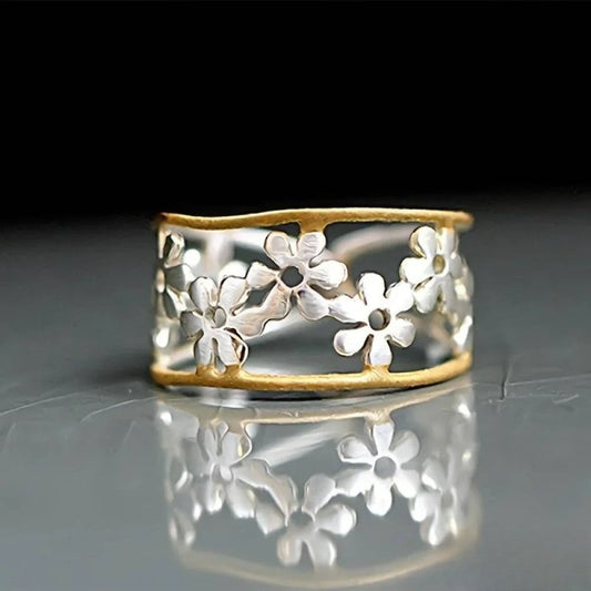 Anillo de flor irregular con diseño hueco