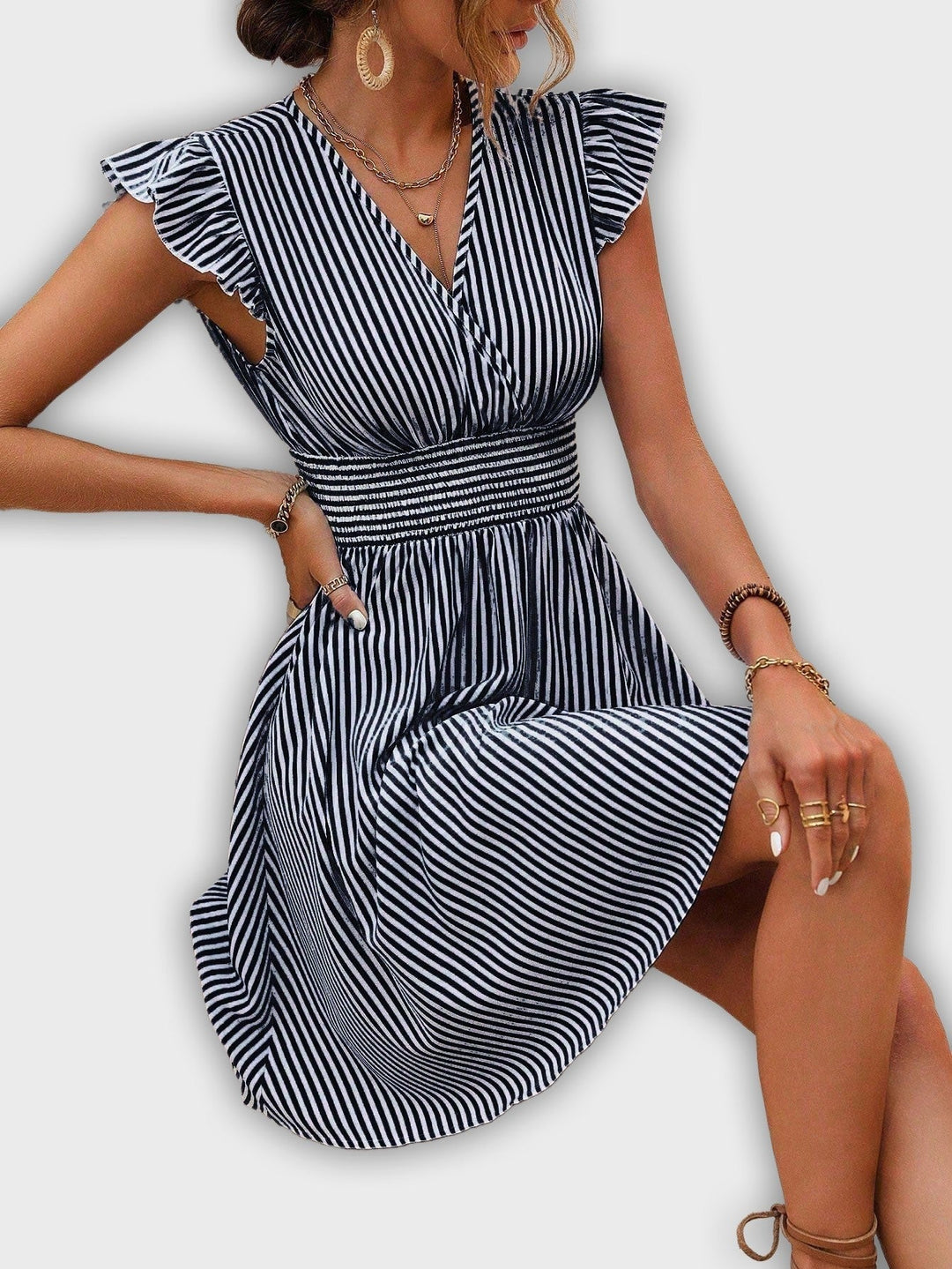 Vestido de verano a rayas con mangas dobladas y cintura acentuada