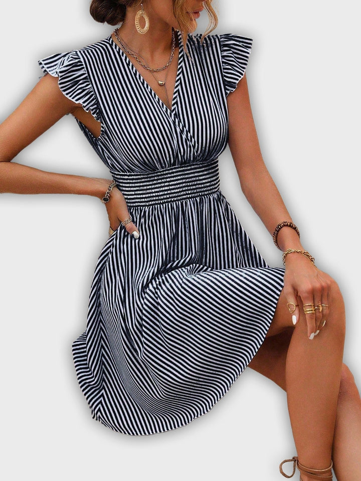 Vestido de verano a rayas con mangas dobladas y cintura acentuada