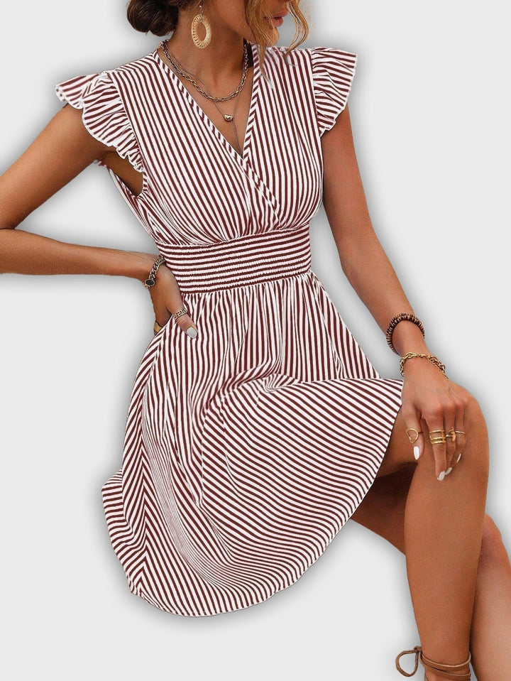 Vestido de verano a rayas con mangas dobladas y cintura acentuada