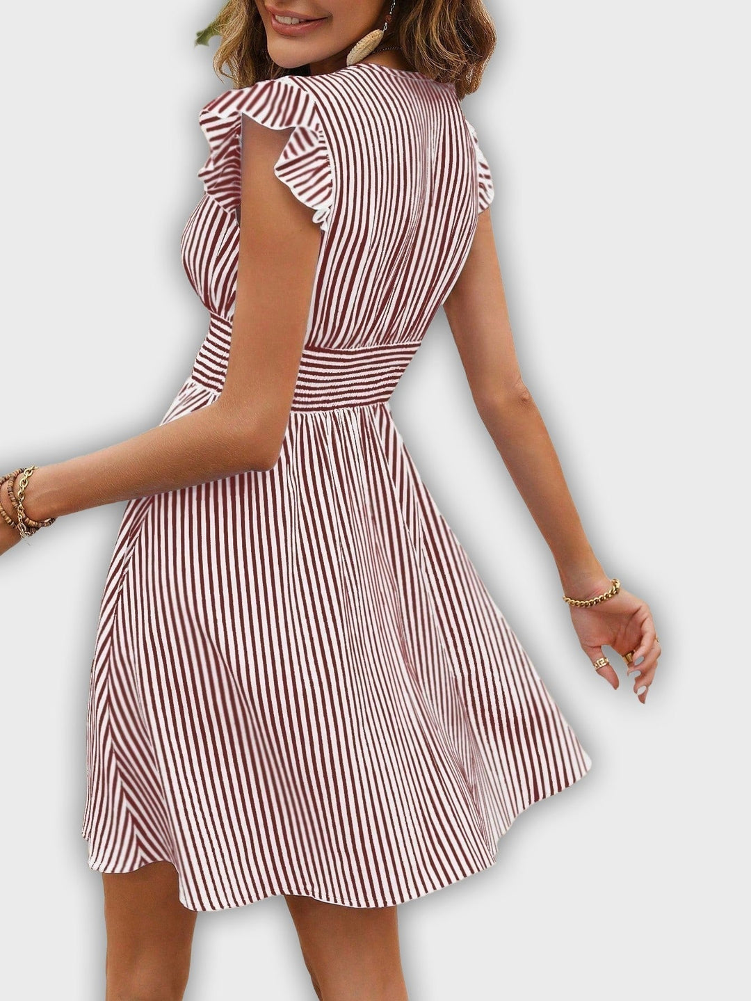 Vestido de verano a rayas con mangas dobladas y cintura acentuada