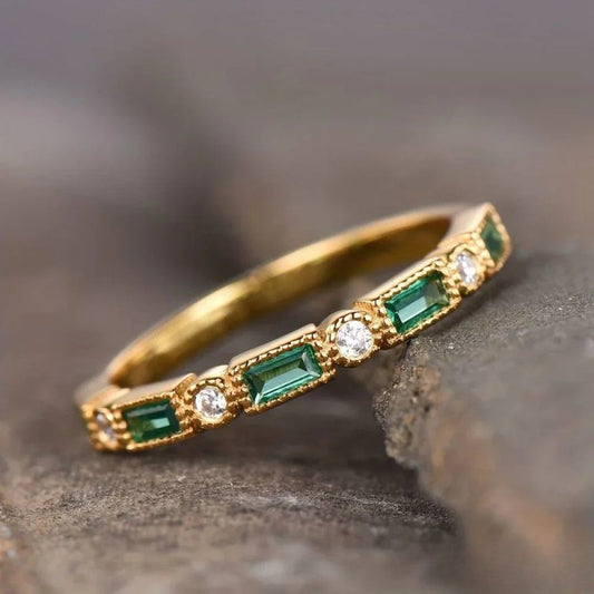 Anillo de oro con zirconia verde en diseño retro
