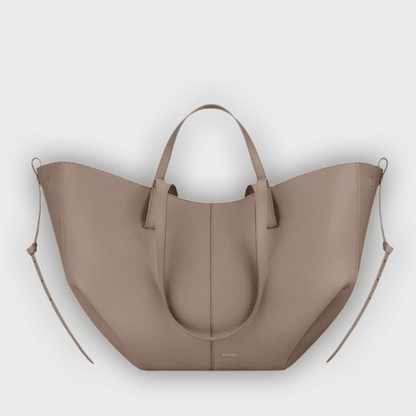 Bolso de mano diseñado con pliegues en los laterales