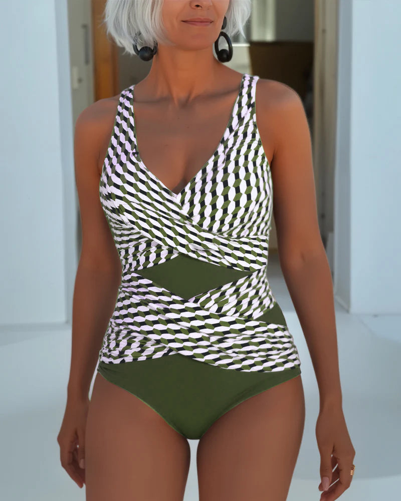 Traje de baño con cortes en forma de cruz para un estilo de vacaciones relajado