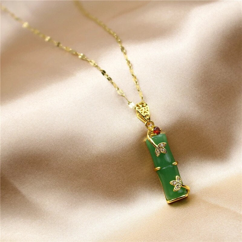 Colgante de jade de diseño minimalista - símbolo de sanación y abundancia