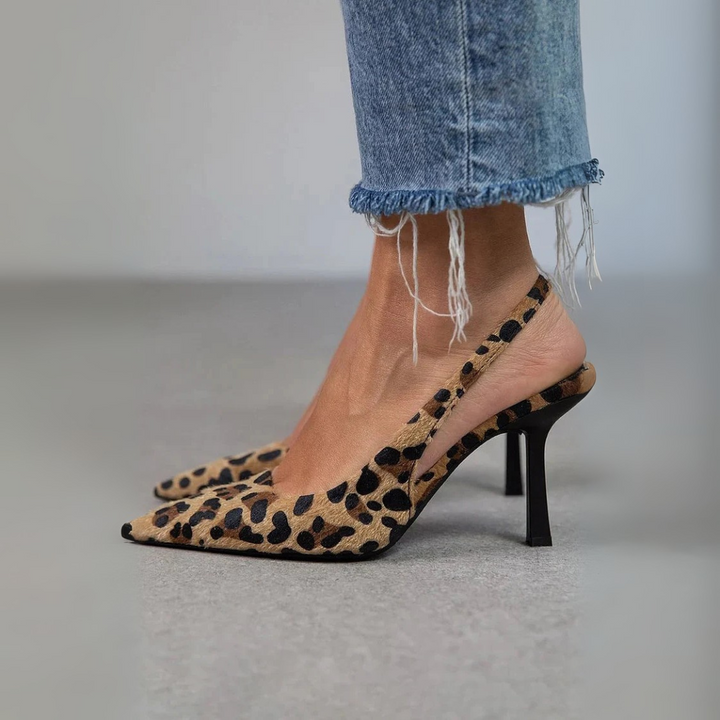 Seda - Tacones Stiletto de Charol con Punta Afila y Estampado de Leopardo en Caqui
