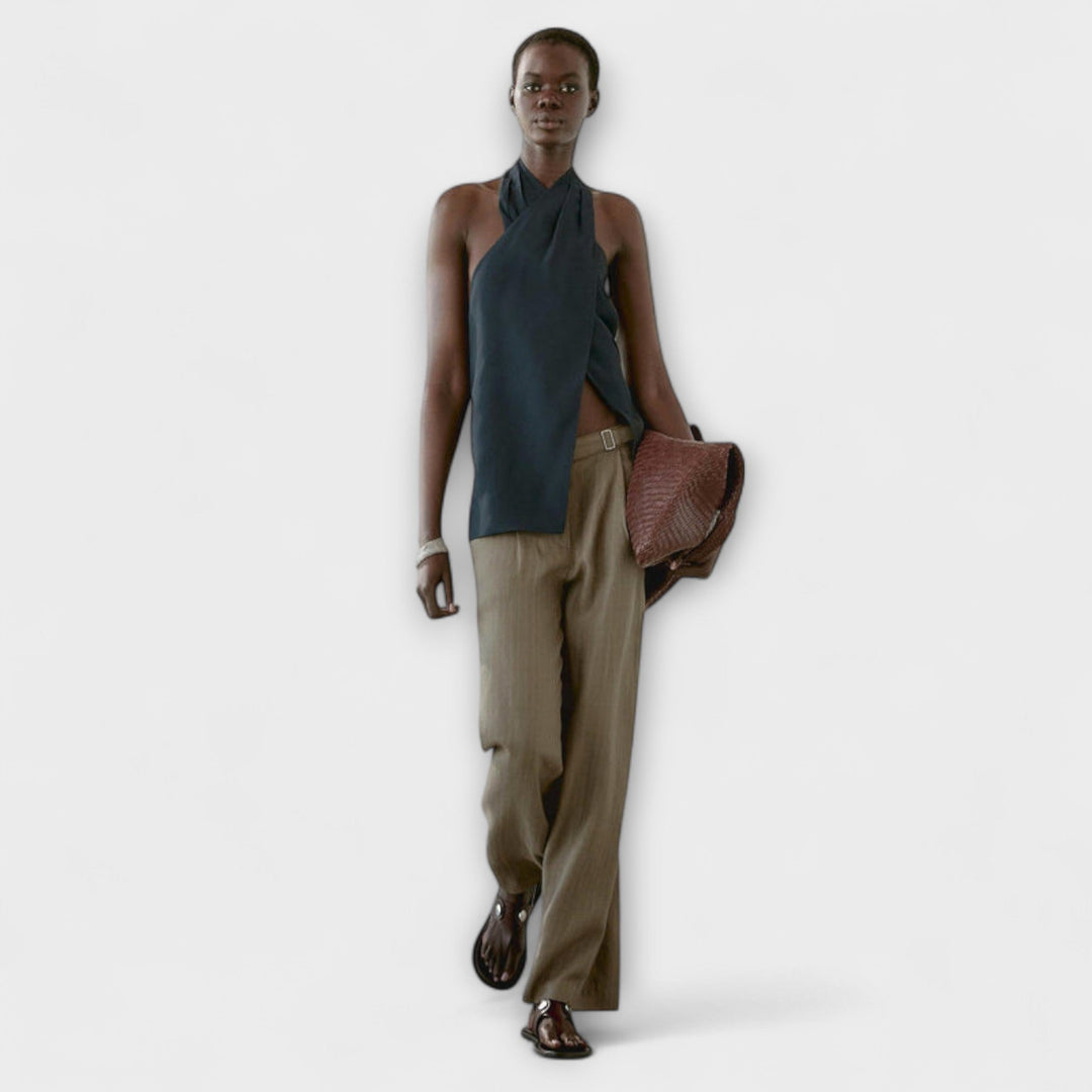 Top azul con cuello atado y corte en la espalda