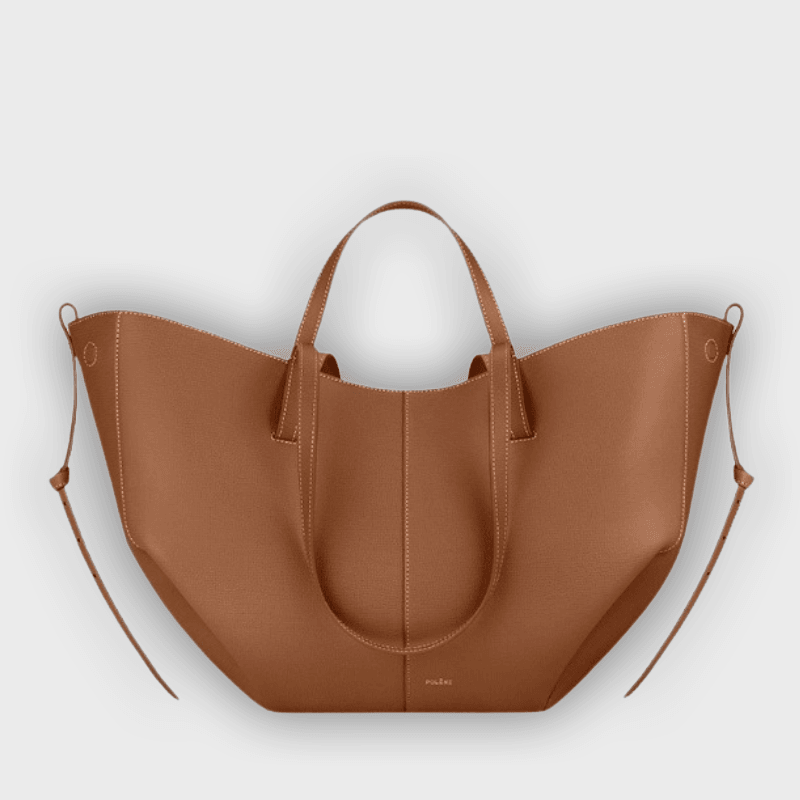 Bolso de mano diseñado con pliegues en los laterales