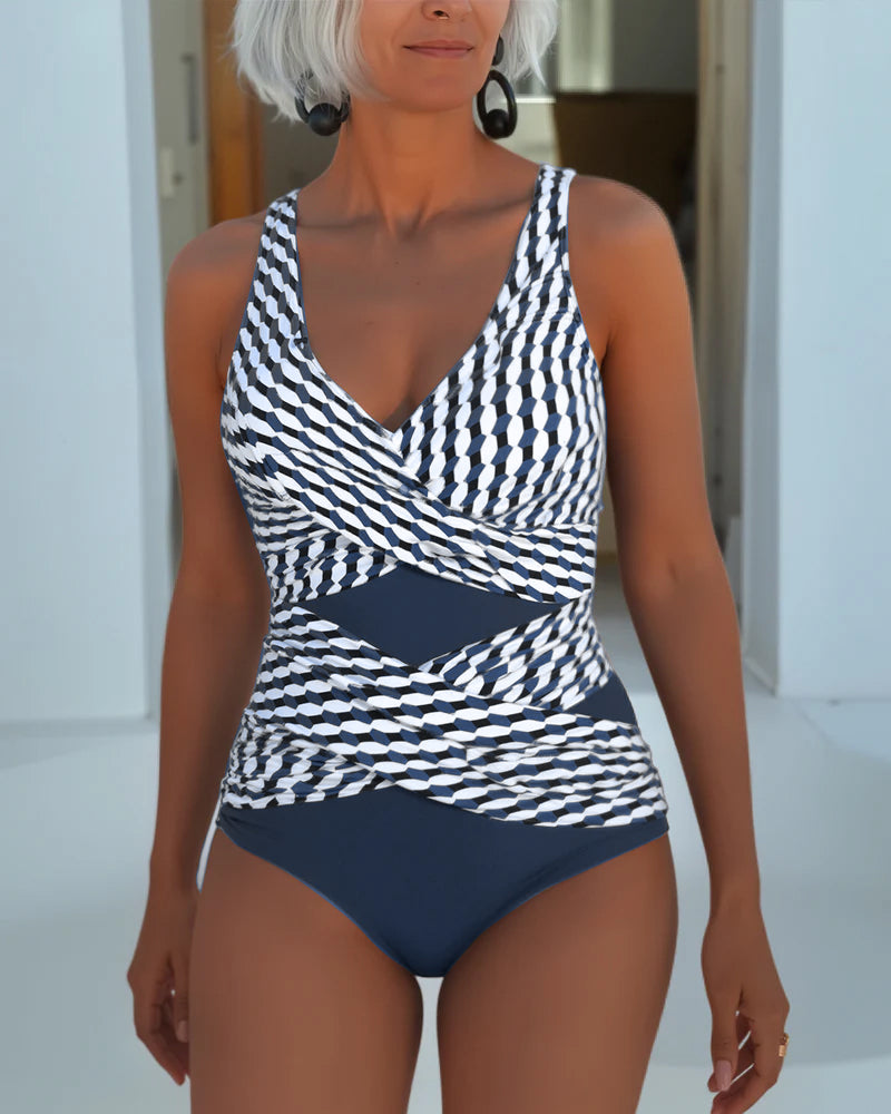 Traje de baño con cortes en forma de cruz para un estilo de vacaciones relajado
