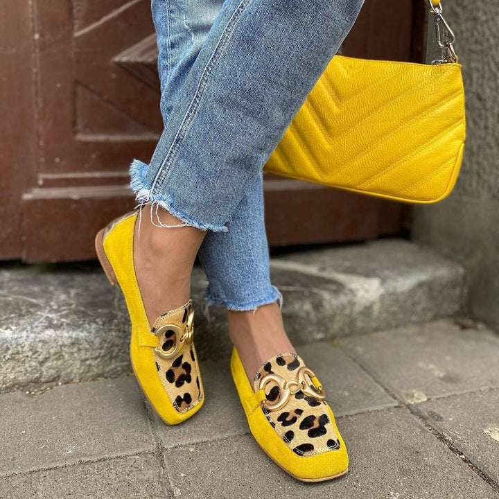 Zapatillas Sonia con estampado animal y clip decorativo