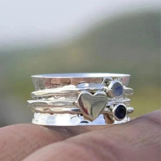 Anillo spinner en forma de corazón con piedras brillantes