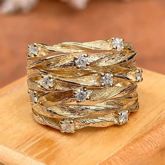 Anillo de oro tradicional con un diseño lujoso