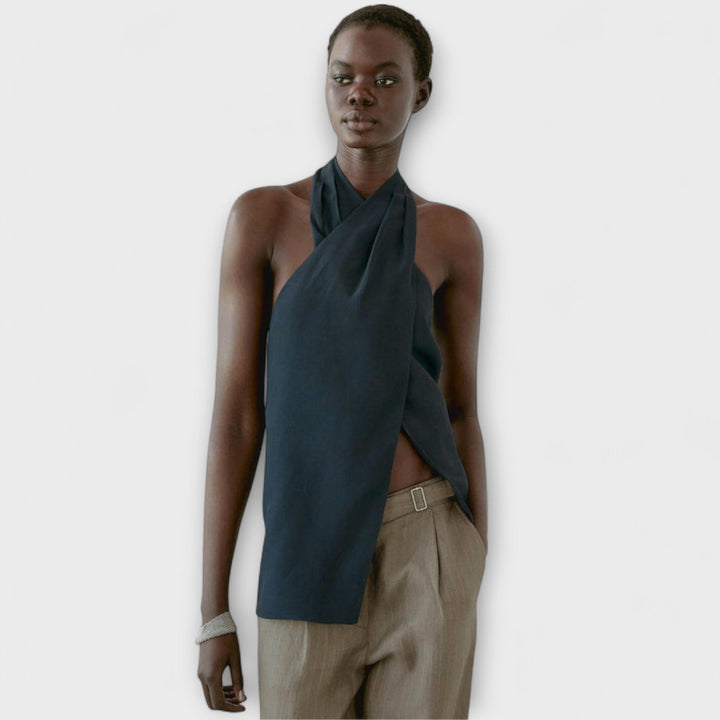 Top azul con cuello atado y corte en la espalda