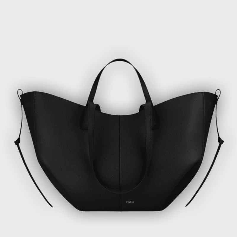 Bolso de mano diseñado con pliegues en los laterales