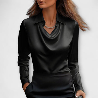 Camisa blanca brillante con cuello con volantes