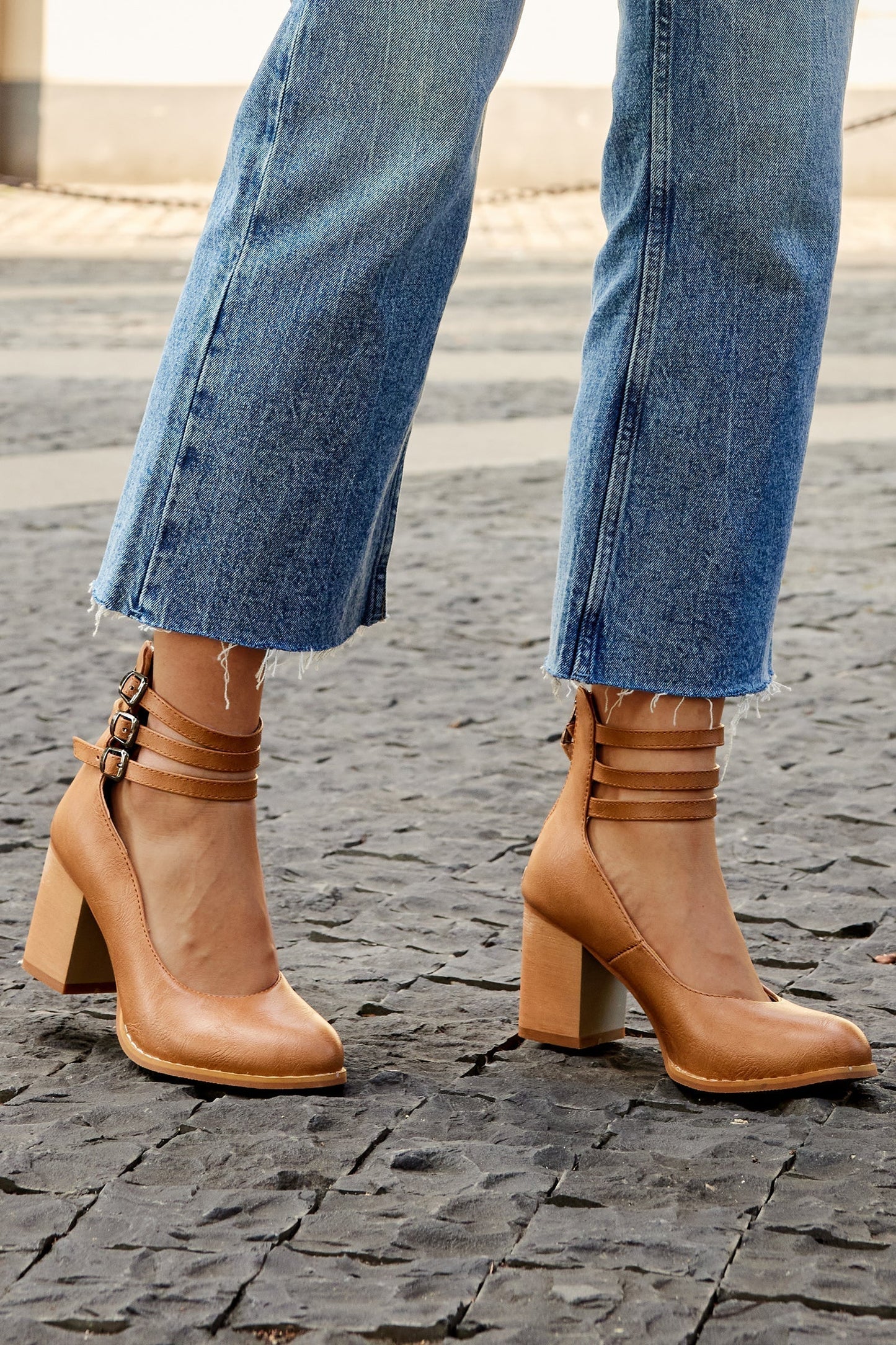 Ksilda | Sandalias lisas con tira en el tobillo y tacón ancho