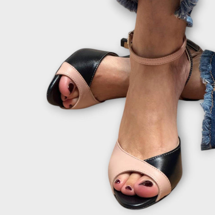 Nuarla™ | Escote elegante con tira