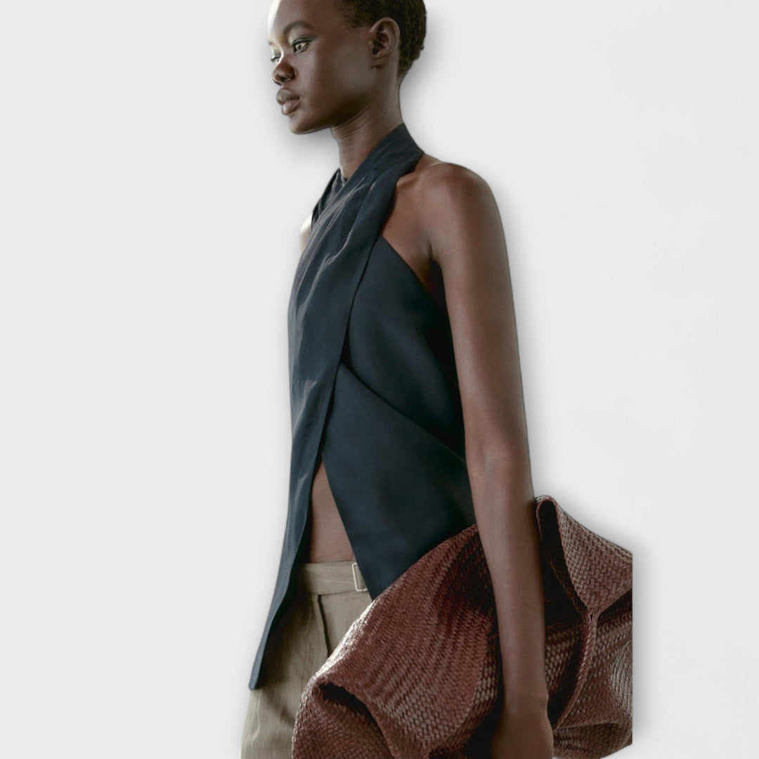 Top azul con cuello atado y corte en la espalda