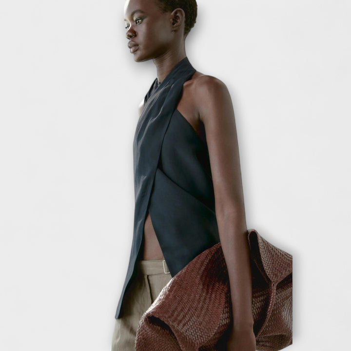 Top azul con cuello atado y corte en la espalda