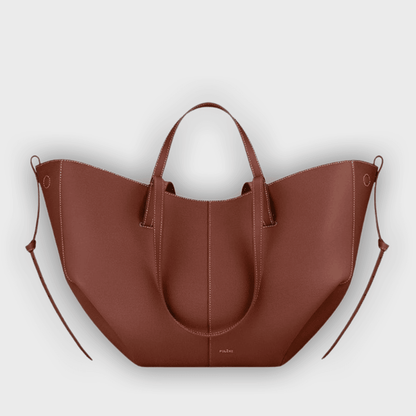 Bolso de mano diseñado con pliegues en los laterales