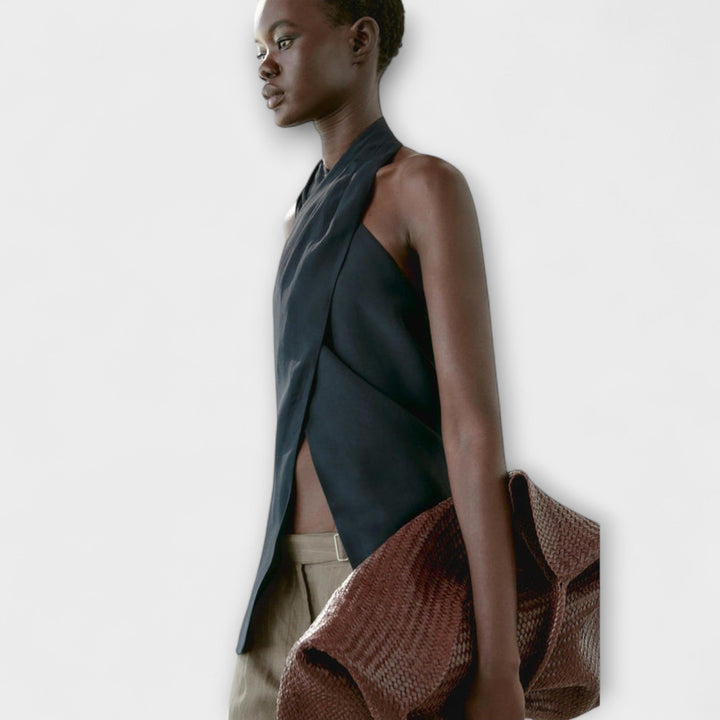 Top azul con corte en la espalda - Elegancia y comodidad en verano