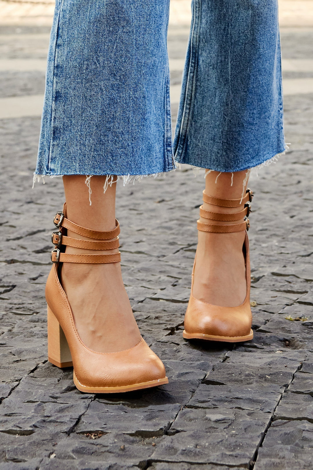 Ksilida | Sandalias lisas con tira de tobillo y suela gruesa