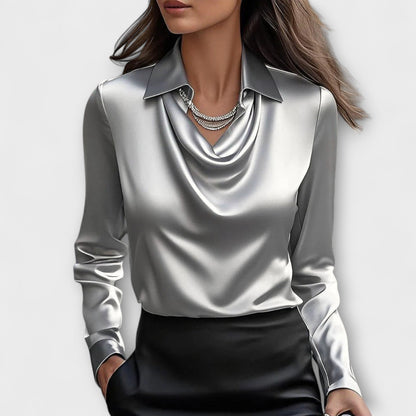 Camisa blanca brillante con cuello con volantes