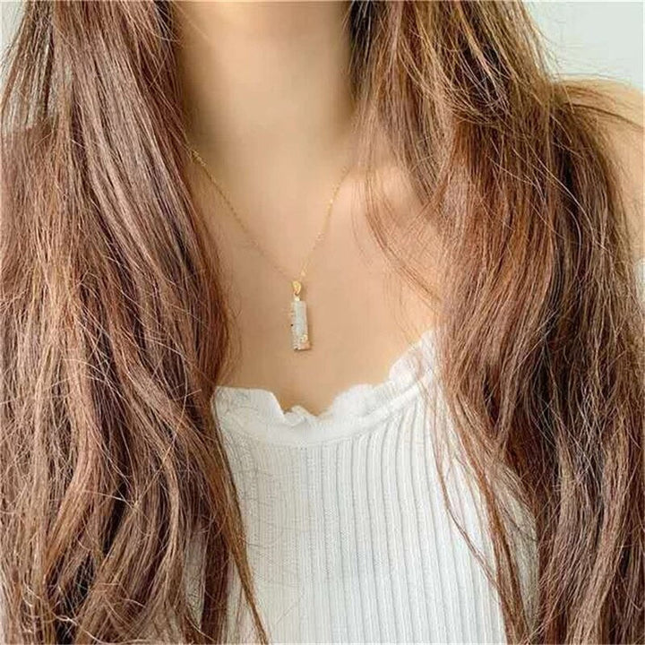 Colgante de jade de diseño minimalista - símbolo de sanación y abundancia