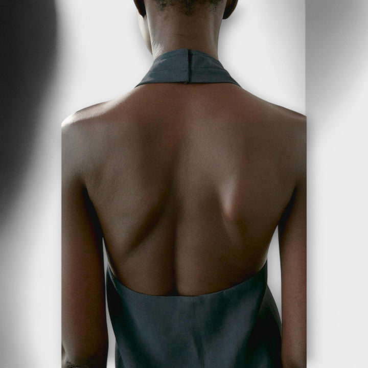 Top azul con cuello atado y corte en la espalda