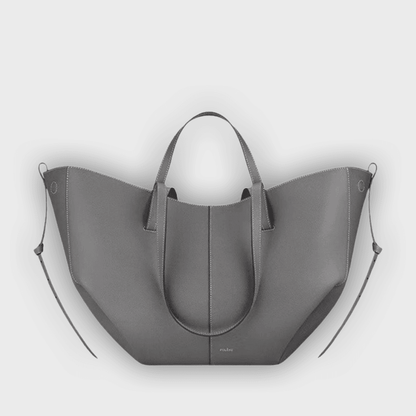 Bolso de mano diseñado con pliegues en los laterales