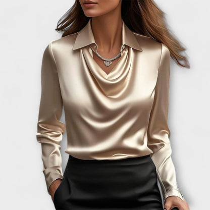 Camisa blanca brillante con cuello con volantes