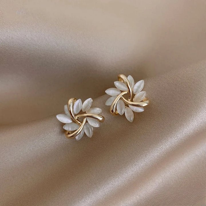 Pendientes de oro elegantes con motivos de flor de ópalo