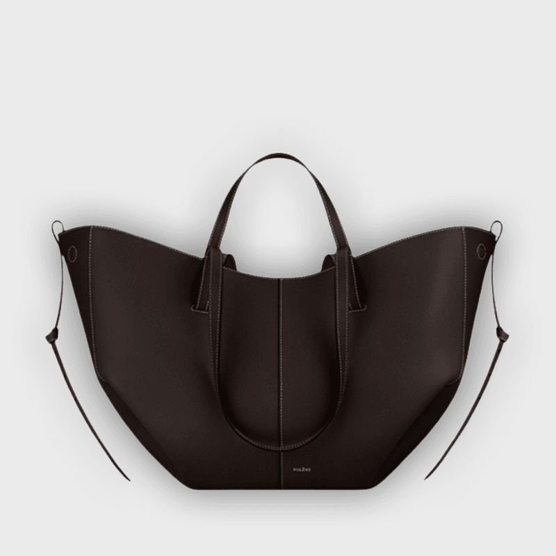 Bolso de mano diseñado con pliegues en los laterales