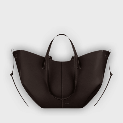 Bolso de mano diseñado con pliegues en los laterales