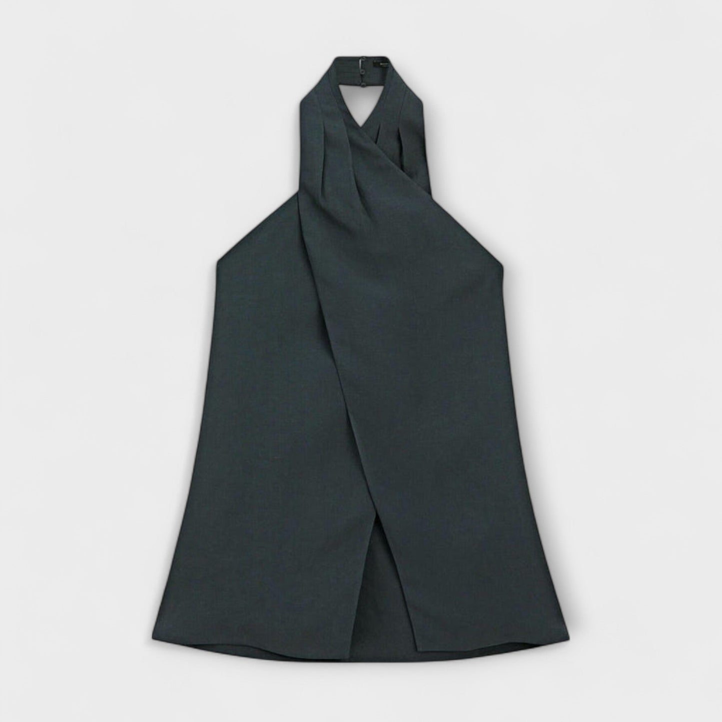 Top azul con cuello atado y corte en la espalda